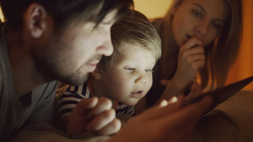 Bildschirmzeit sinnvoll gestalten für eine ausgewogene Mediennutzung im Familienleben