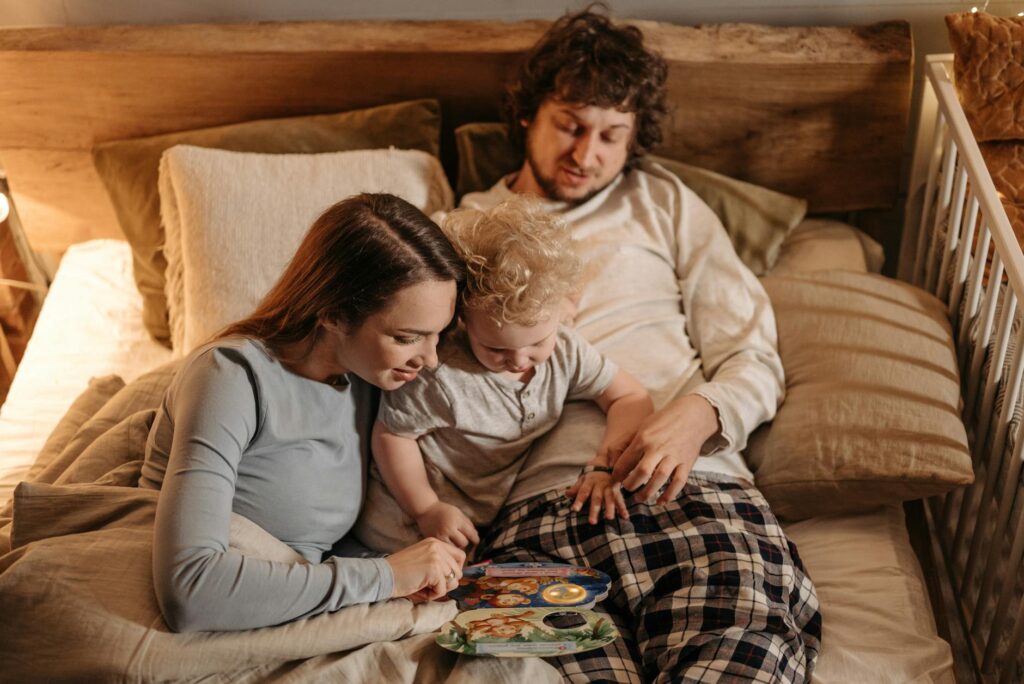 Familienmitglieder sitzen am Tisch und pflegen ihre Familientraditionen