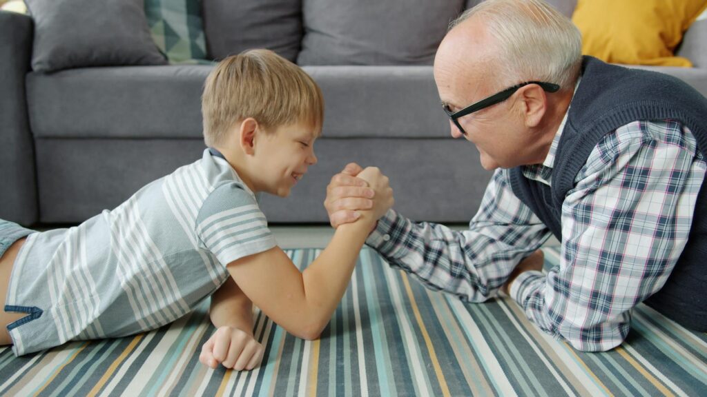 Kind lernt Resilienz durch positive Erfahrungen und unterstützende Beziehungen im Alltag