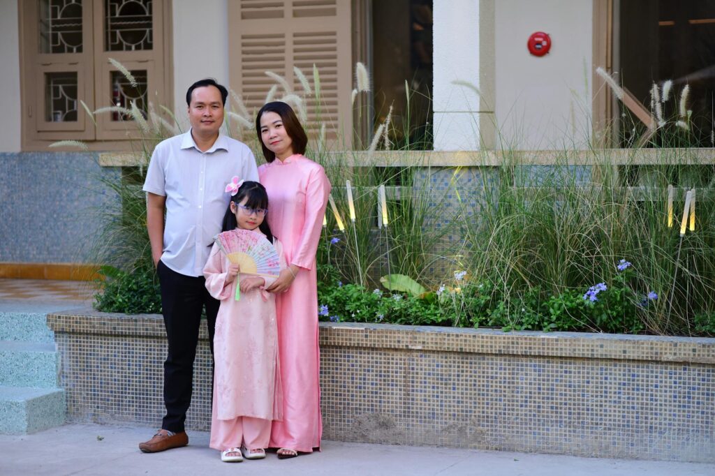 ALT-Text für das Bild eines Blogartikels über moderne Familienvielfalt und Herausforderungen