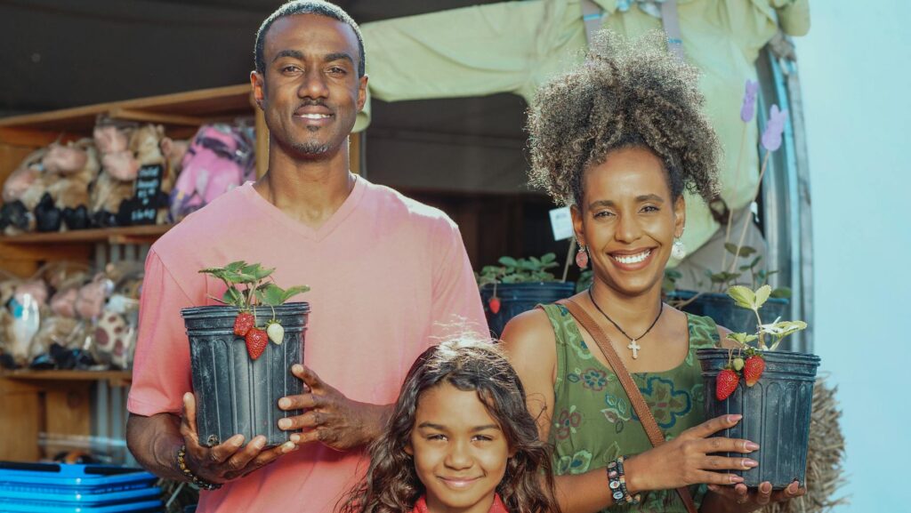 Familie beim Einkauf von regionalen Lebensmitteln für ein nachhaltiges Familienleben