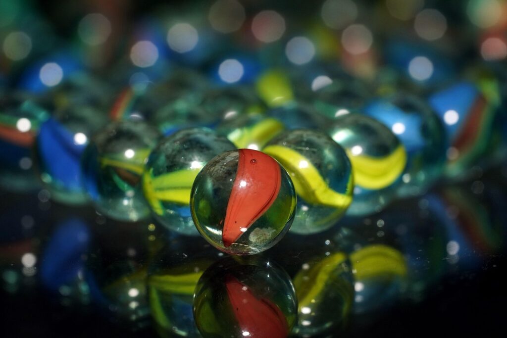 Kind spielt fröhlich beim Aufräumen im Kinderzimmer mit bunten Spielsachen