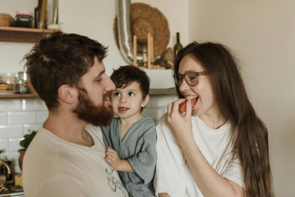Familie genießt entspanntes kuscheliges Ritual am Abend für mehr Harmonie