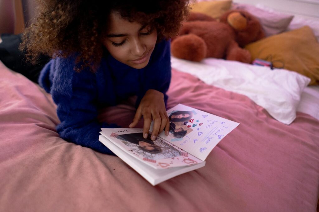 Glückliche Familie erkundet im Park kostenlose Freizeitmöglichkeiten gemeinsam