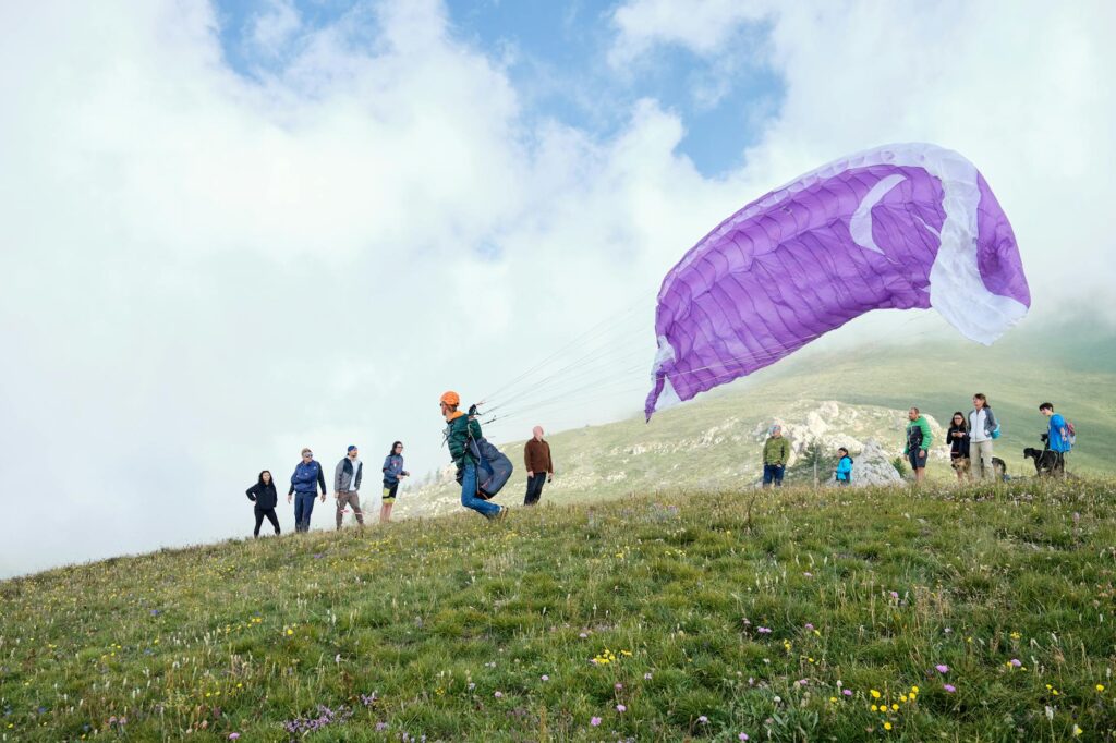 Familie mit Kindern entdeckt spannende Ausflugsideen während der Ferienzeit draußen in der Natur