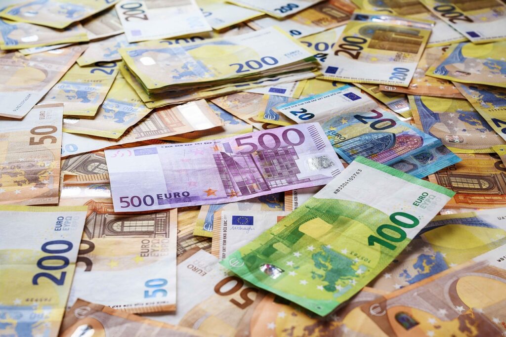 Sicher durch die Inflation mit einer smarten Finanzplanung für Familien Familie plant gemeinsam Finanzen zur sicheren Bewältigung steigender Lebenshaltungskosten
