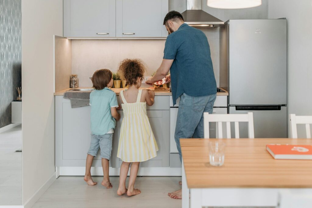 Familie schützt gemeinsam Smartphones und Tablets vor digitalen Gefahren im Alltag
