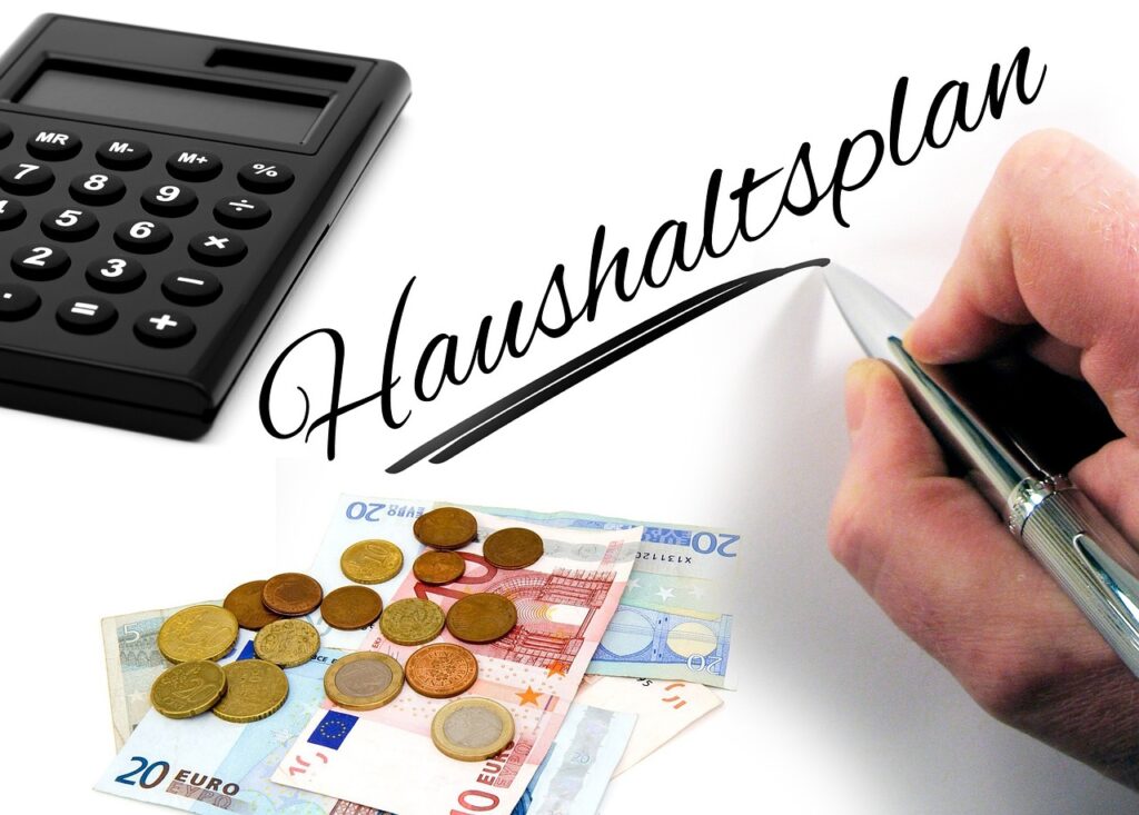 Mit einem kostenlosen Haushaltsplan die Familienfinanzen clever organisieren Familie nutzt kostenlosen Haushaltsplan zur cleveren Organisation der Finanzen zuhause