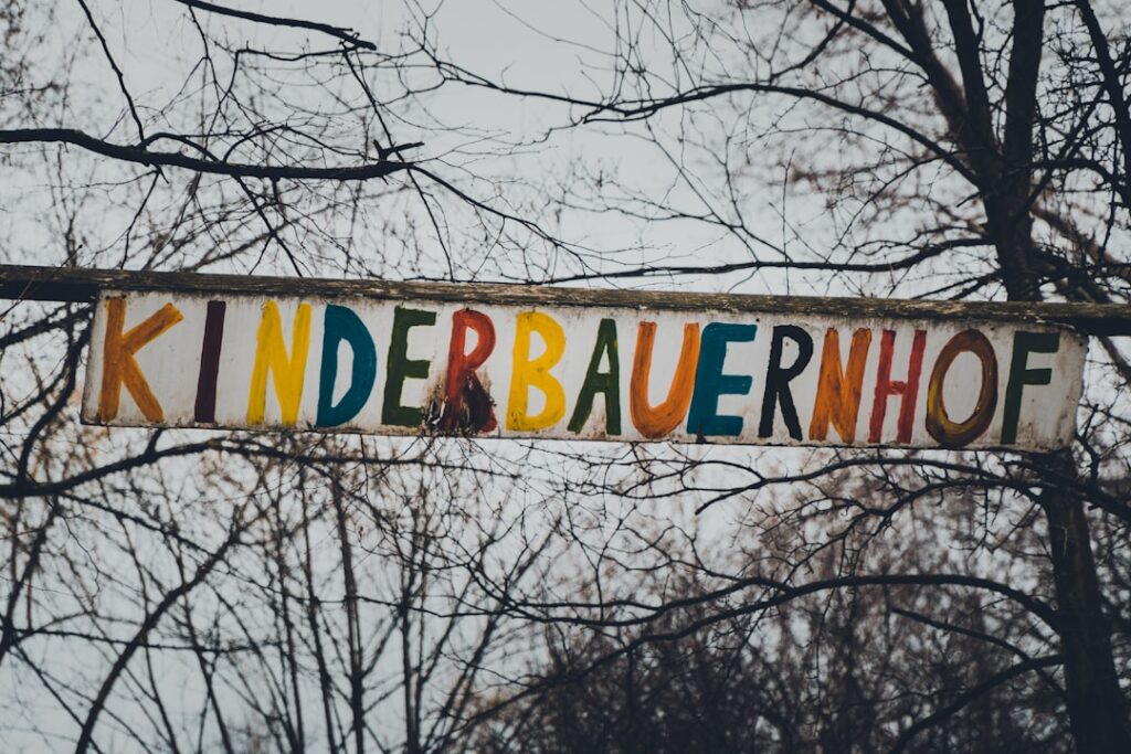 Glückliches Paar beobachtet Zykluskalender für erfüllten Kinderwunsch im Familienleben