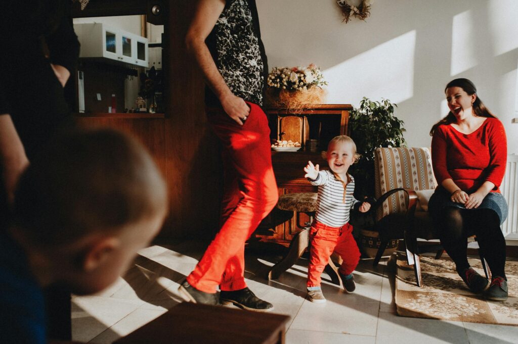 Familie im Wohnzimmer im Gespräch verbindet sich durch offene Kommunikation und Nähe