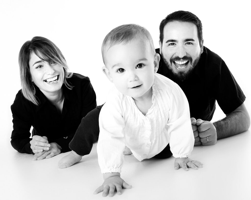 Eltern nutzen gemeinsam mit Kindern digitale Medien als positives Vorbild im Familienalltag