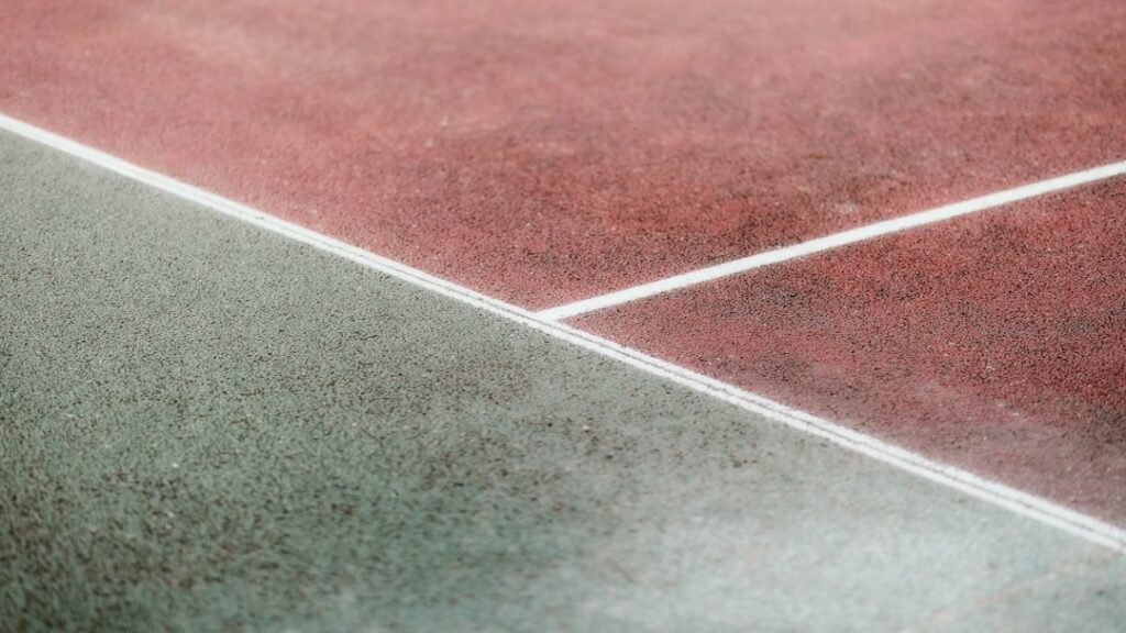 Sanierungsfinanzierung für Familien gut planen und Fördermöglichkeiten nutzen Familie plant Sanierungsfinanzierung für Haus mit Überblick über Fördermöglichkeiten