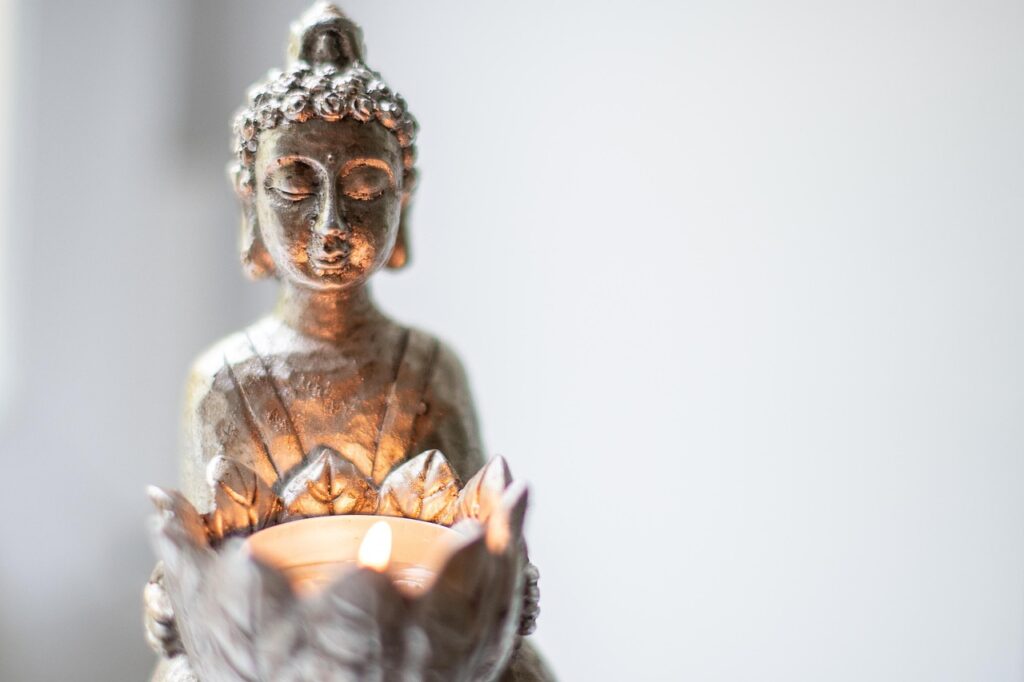 Familie verbringt entspannte gemeinsame Zeit im entschleunigten Alltag zu Hause