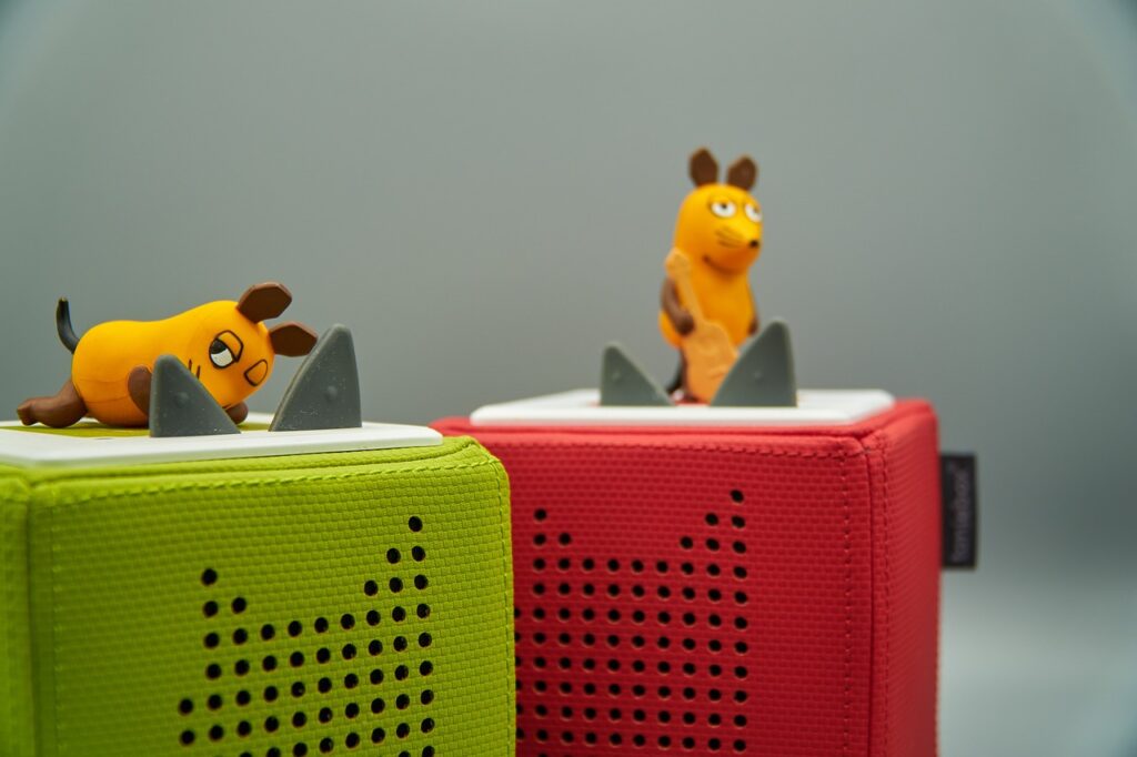 Kinder spielen mit bunter Toniebox im gemütlichen Familienwohnzimmer