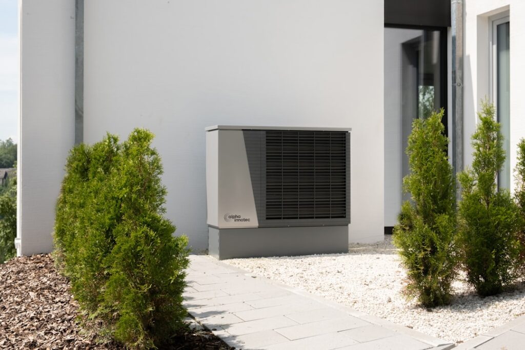 Moderne Wärmepumpe an einem Einfamilienhaus zur nachhaltigen und kostensparenden Heizung